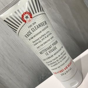 🆕 First Aid Beauty Pure Skin Face Cleanser
